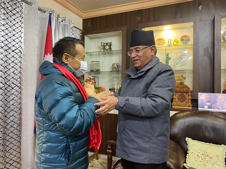 चार महिनापछि स्वदेश फर्केका वर्षमानलाई खुमलटारमा प्रचण्डको स्वागत 